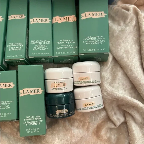 La Mer Skincare Collection with Blue Bag - Picture 3 of 6